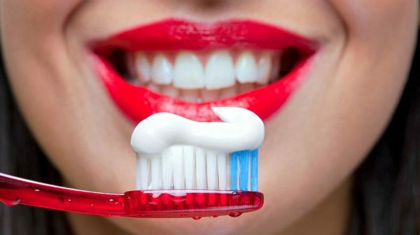 Niekoľko výhod zubnej pasty Crest: prečo si ju mnohí ľudia vyberajú